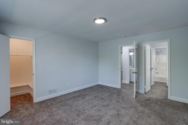 Building Photo - 110B Red Cedar Ct