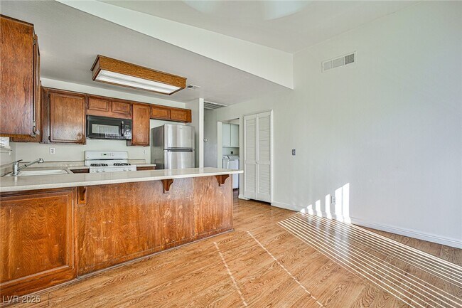 Foto del edificio - 1505 Wintergreen Dr