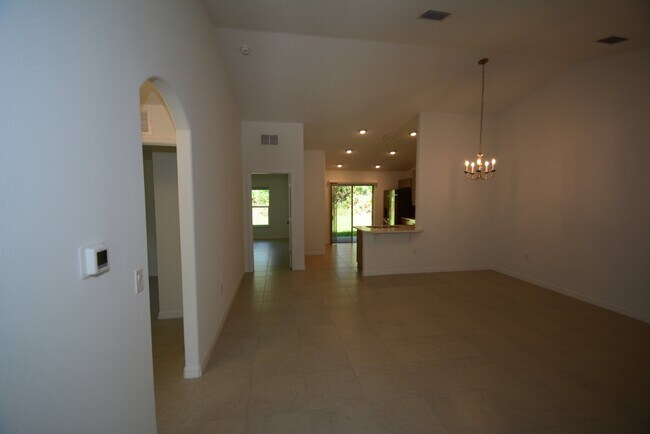 Building Photo - "Charming 3-Bedroom Retreat with 2 Full Ba...