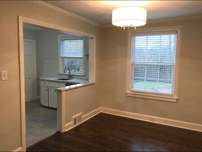 Foto del edificio - Spacious 2-BR Duplex in Sought-After Location!