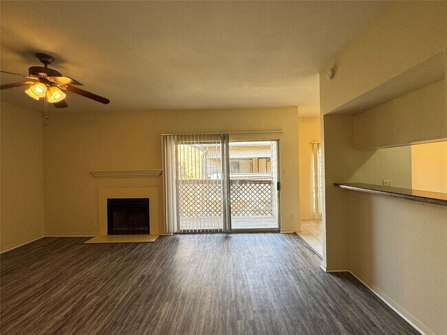 Foto del edificio - 6500 Harbor Town Dr