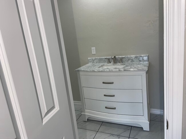 South Master Bath - 9929 Hefner Village Dr