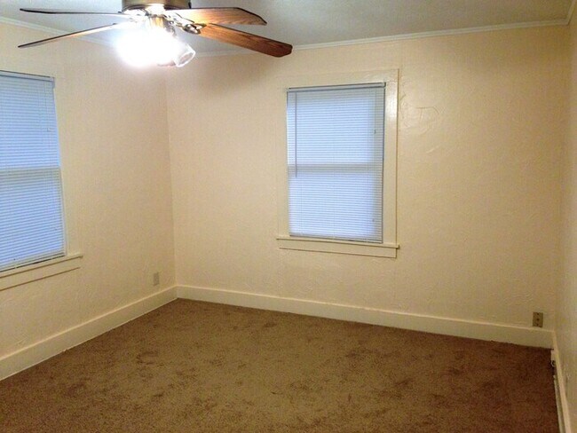 Building Photo - **CHARMING 2/1 BENTON HOME**