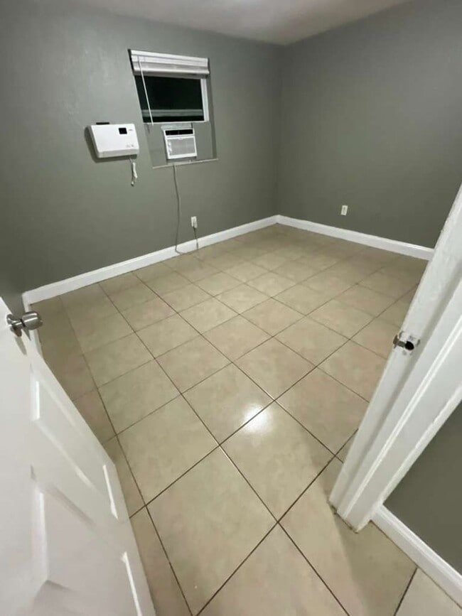 Foto del edificio - Palm River 2/1 Duplex- Move-In Ready! Apply FOR FREE today!