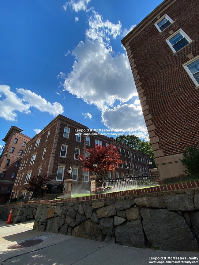 Foto del edificio - Large two bedroom in Coolidge Corner