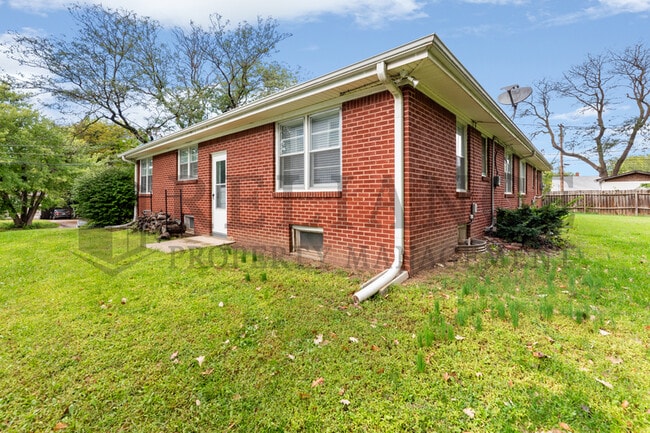 Building Photo - 1014 N Yale Ave