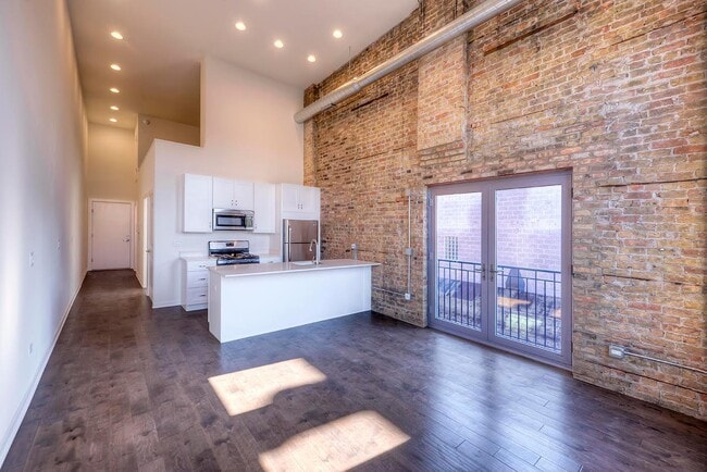 Building Photo - 1532 W Chicago Ave