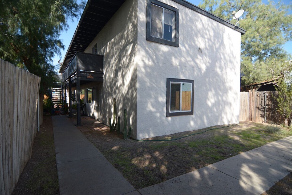 Primary Photo - 2 Bedroom 1 Bath Apartment! Close to the U...