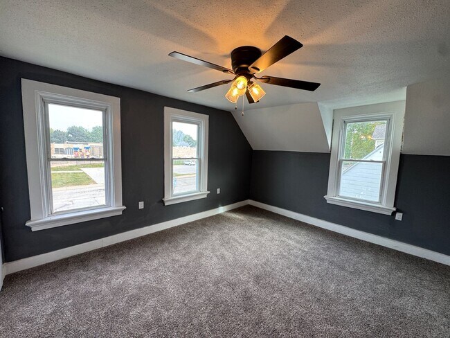 Foto del edificio - Charming 2-Story Home with Eat-In Kitchen ...