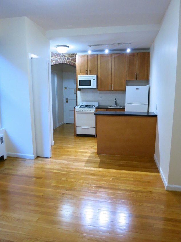 Primary Photo - 528 E 79th St