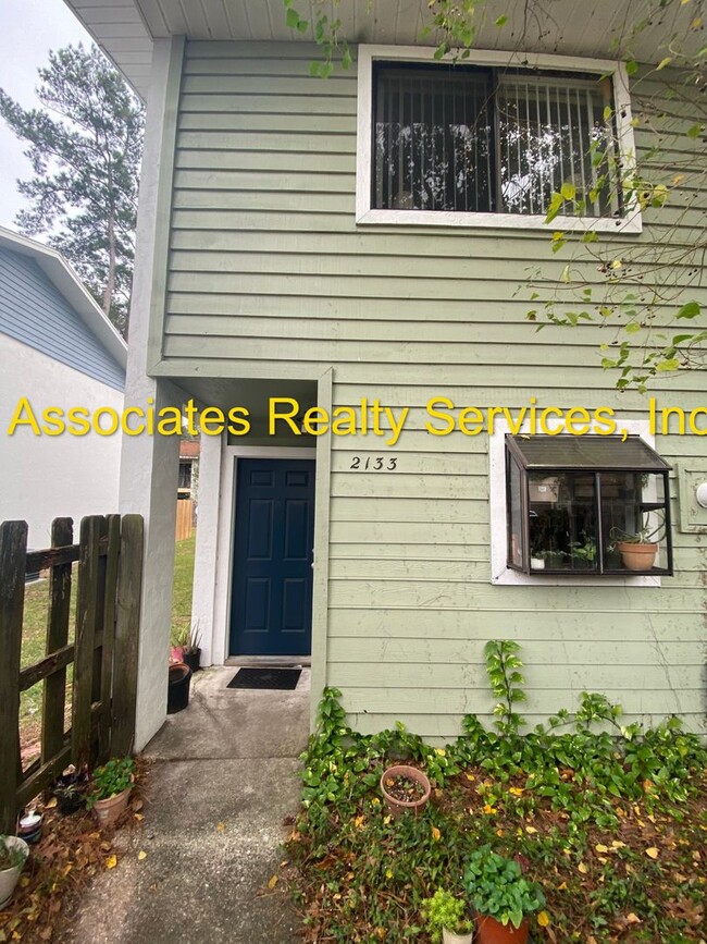 Building Photo - 2 Br/ 2.5 ba, Close to UF & shopping-