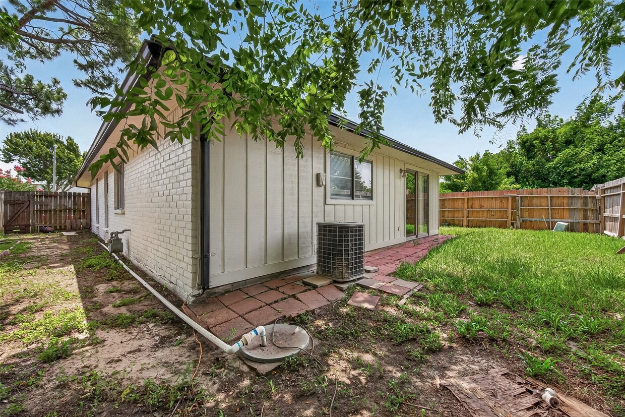 Building Photo - 10814 Parkland Woods Dr