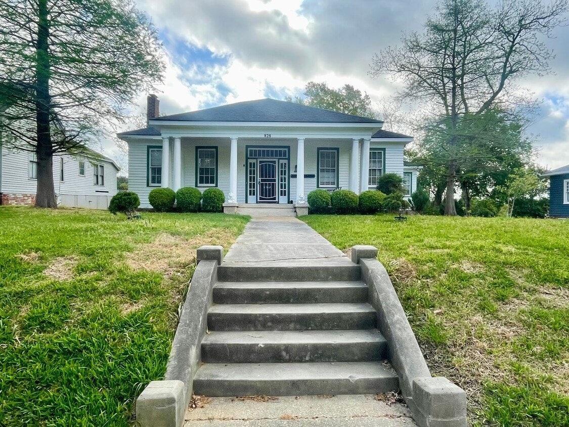 Photo - 828 Jefferson St