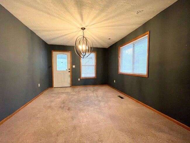 Building Photo - 2 Bedroom House With Basement