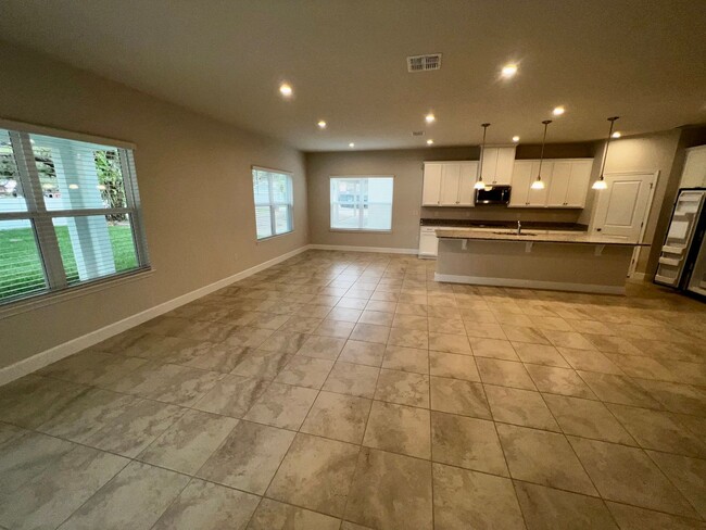 Building Photo - Stunning 5 bedroom 3 bath Winter Haven Hom...