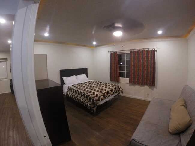 Foto del edificio - 6002 Hazelbrook Ave