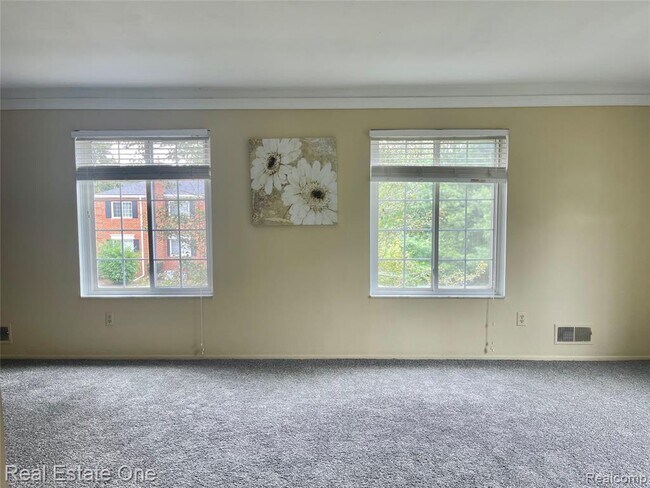 Foto del edificio - 688 E Fox Hills Dr