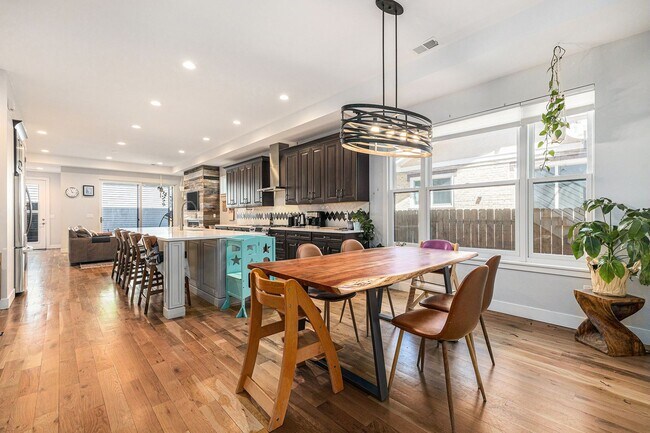 Foto del edificio - Stunning Historic-Style Home with Modern L...
