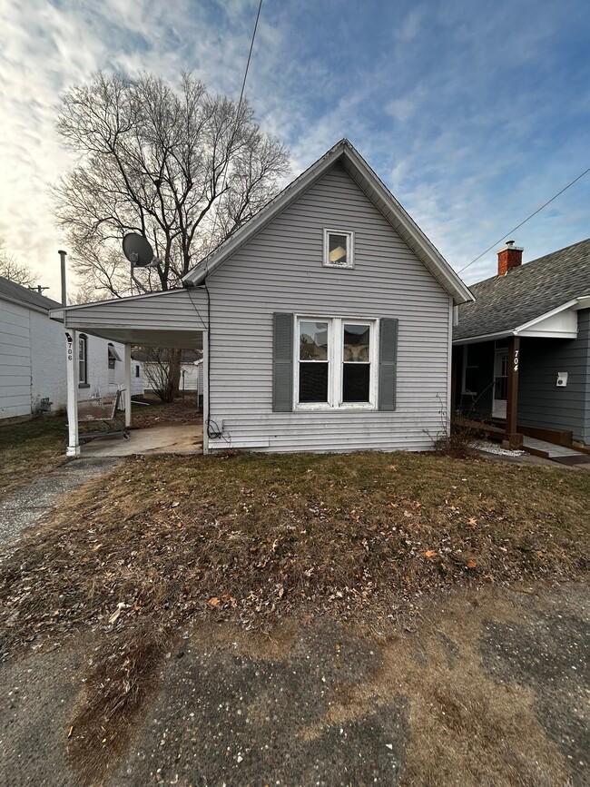 Building Photo - 706 Cedar St