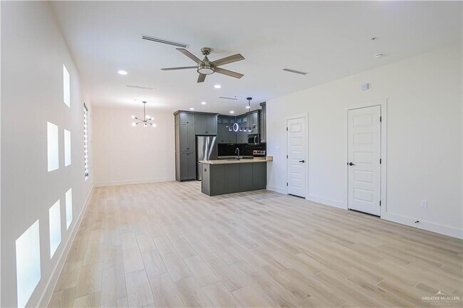 Building Photo - 1213 E Daffodil Ave