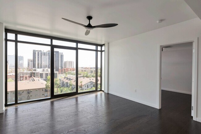 Building Photo - Luxury Condo in the Heart of Downtown Phoe...
