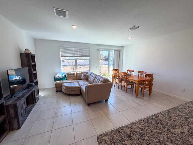 Foto del edificio - 676 Salisbury Cir