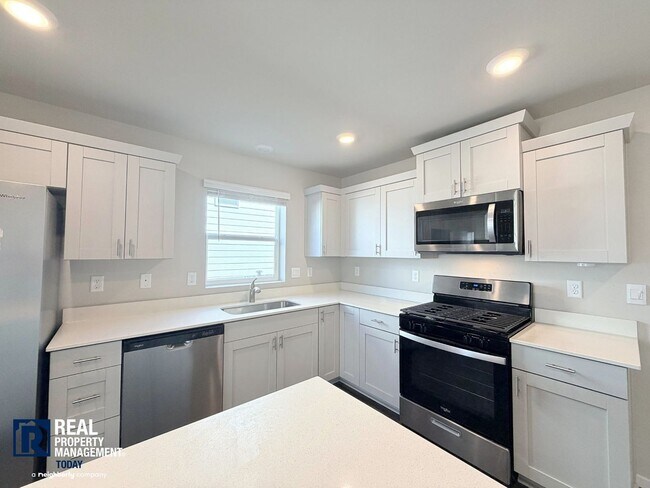 Building Photo - Brand-New 3BR Town Home Near JBLM | Bonus Loft, 2-Car Garage & Modern Finishes