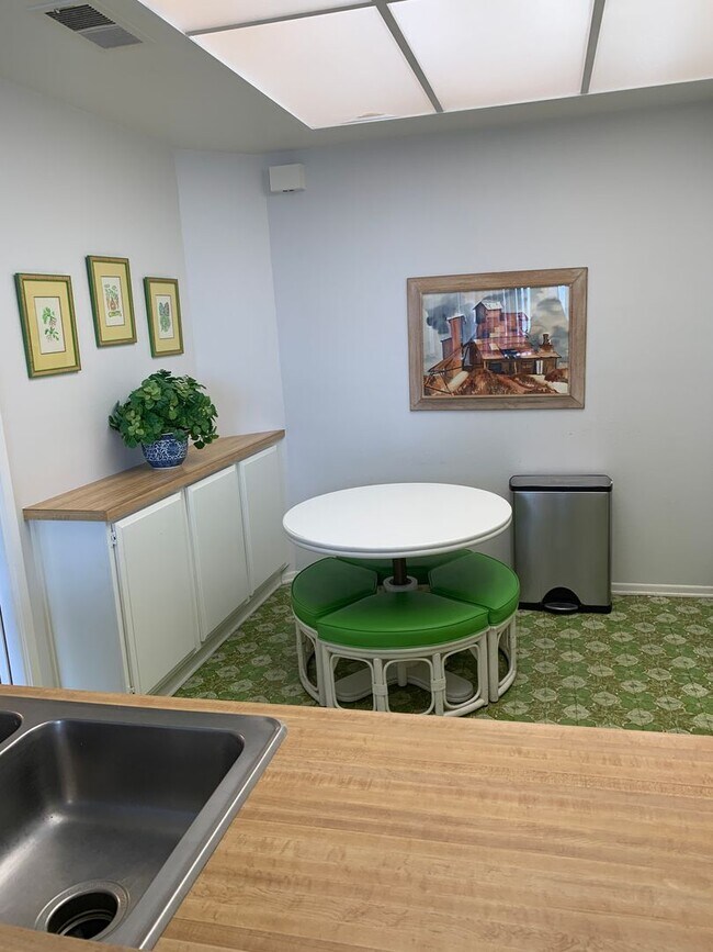 Building Photo - *FURNISHED* 3 Bedroom + 2 Bathroom Condo, ...
