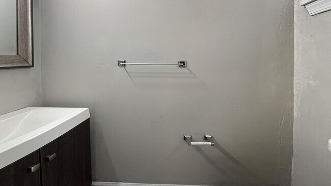 Foto del edificio - Modern 3-Bed, 1.5-Bath Rental with Updated Finishes