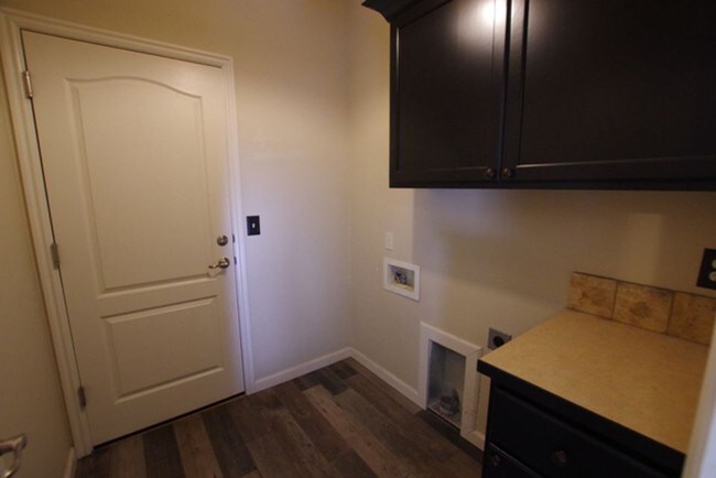 Building Photo - Very nice upgraded townhome
