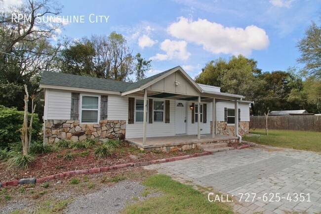 Building Photo - Charming 2 Bed, 2 Bath Home with Large Fen...