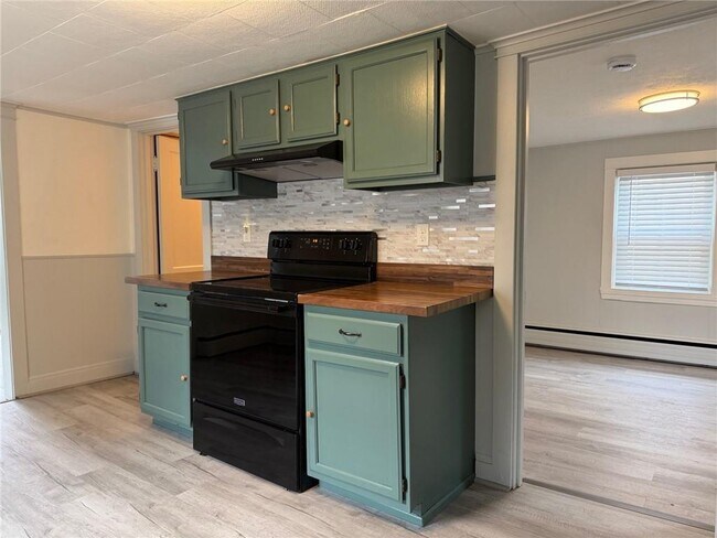 Foto del edificio - 144 Hopkins Hill Rd