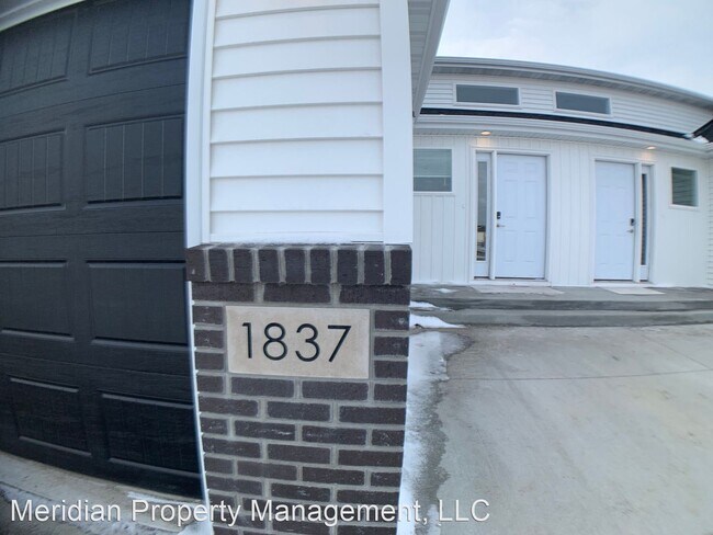 Building Photo - 4 br, 3 bath Apartment - 1701 Johnson Dr S...