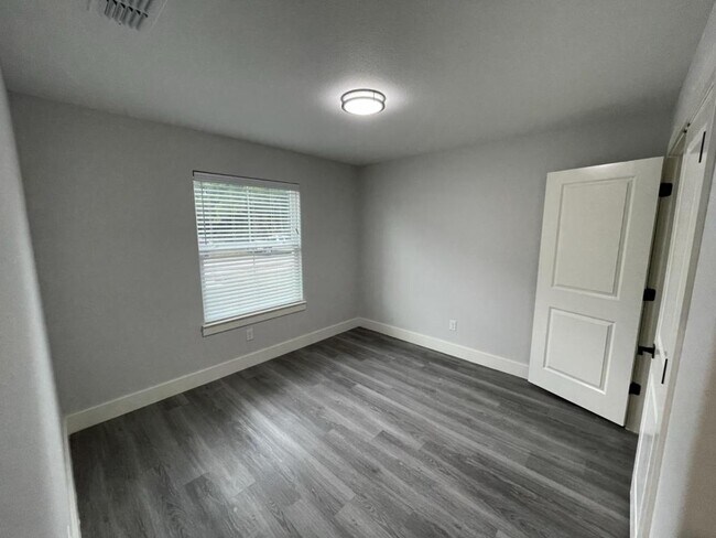 Foto del edificio - 608 E 3rd St