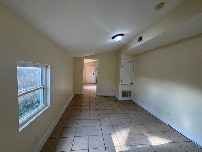 Building Photo - 1112 Monroe St