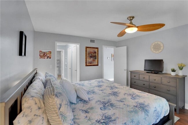 Building Photo - 6239 Bay Club Dr