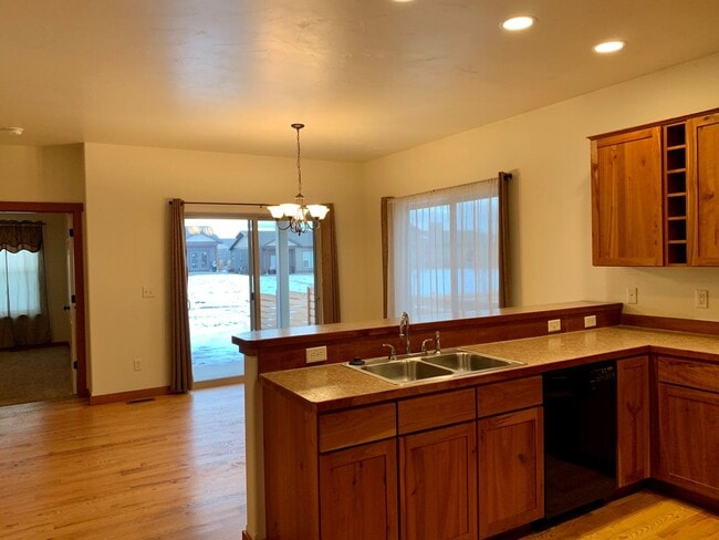 Building Photo - 3 Bed 2 Bath Single Home with wood floors ...
