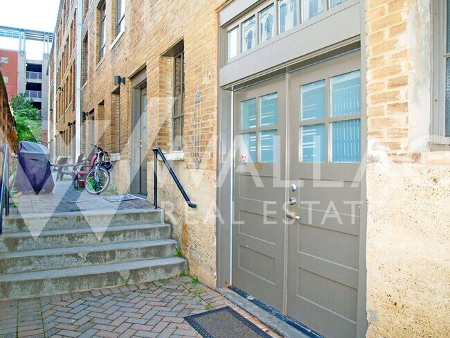 Foto del edificio - DOWNTOWN LIVING WITH PRIVATE GATED ENTRANCE 1 BEDROOM / 1 BATH
