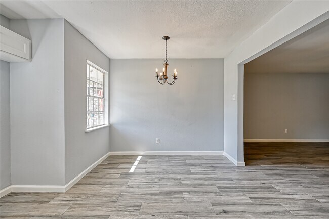 Foto del edificio - 8623 Valley Forest Dr