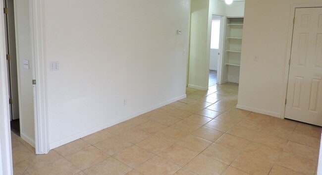 Building Photo - 3+2 Split Floor Plan near KRMS's Hualapai Campus