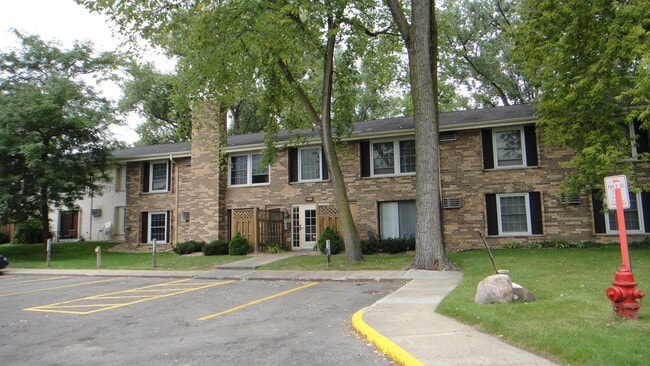 Building Photo - 4442 Cedar Lk Rd S