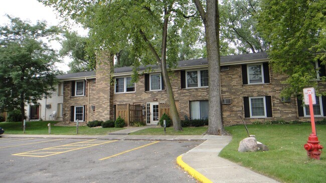 Foto del edificio - 4442 Cedar Lk Rd S