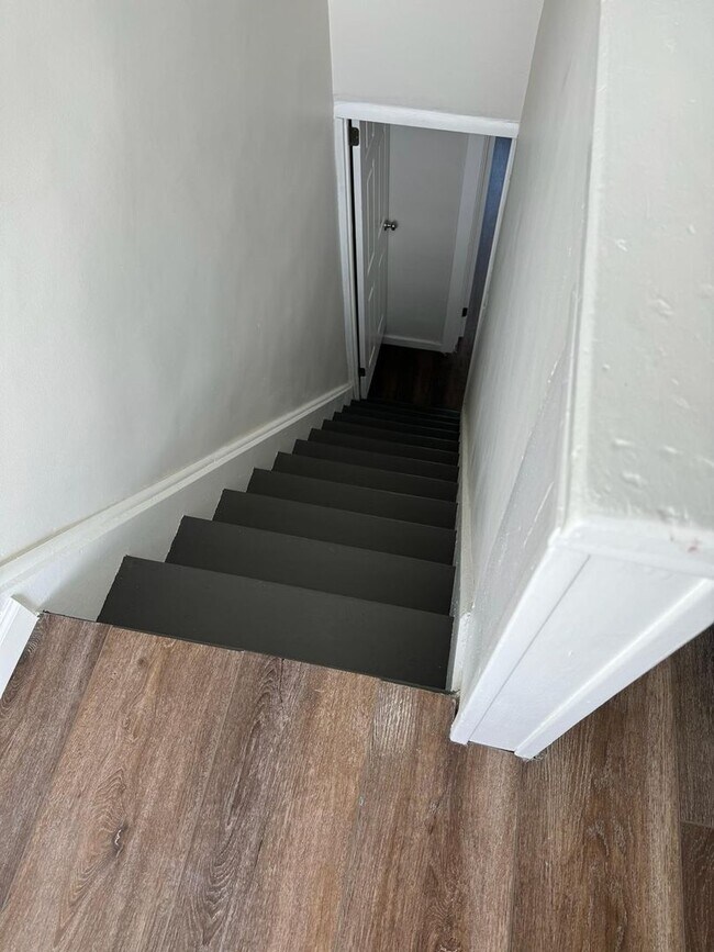 Foto del edificio - 4 bedroom 1 bath house with off street parking