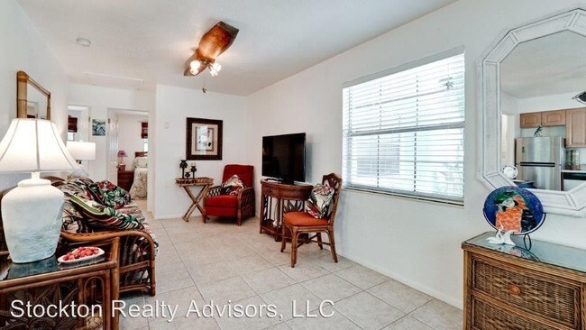 Building Photo - 2 br, 1 bath House - 571 Saint Judes #6