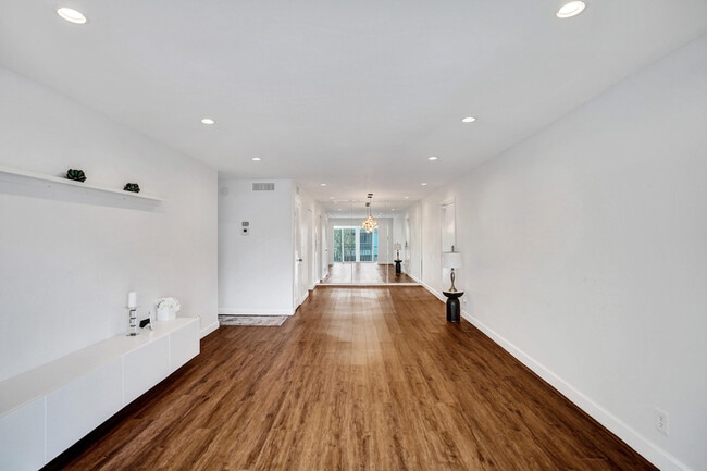 Building Photo - 6289 Bay Club Dr