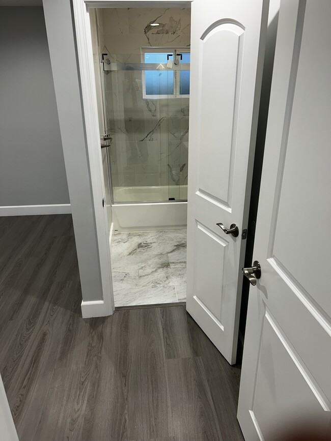 Master Bath - 7814 Lindley Ave