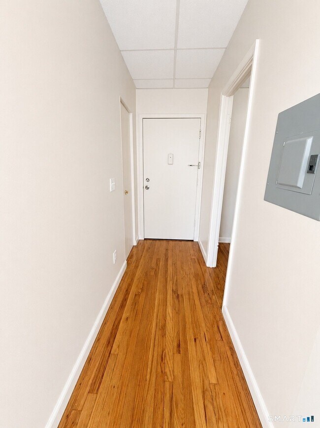 Building Photo - 71 Catlin St
