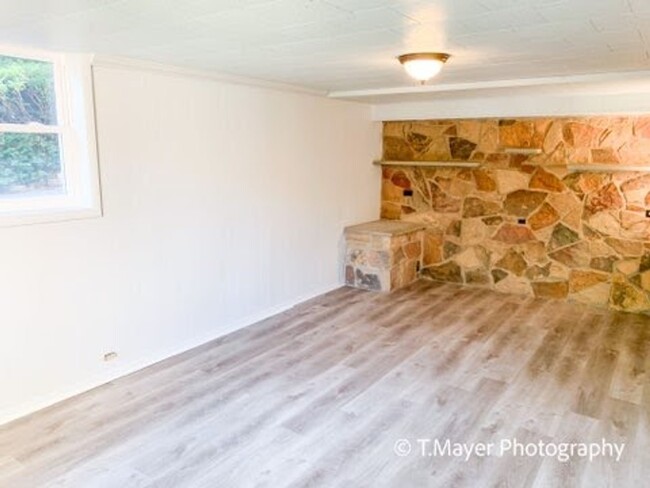 Building Photo - Charming 3-Bedroom Home for Rent in Brookl...