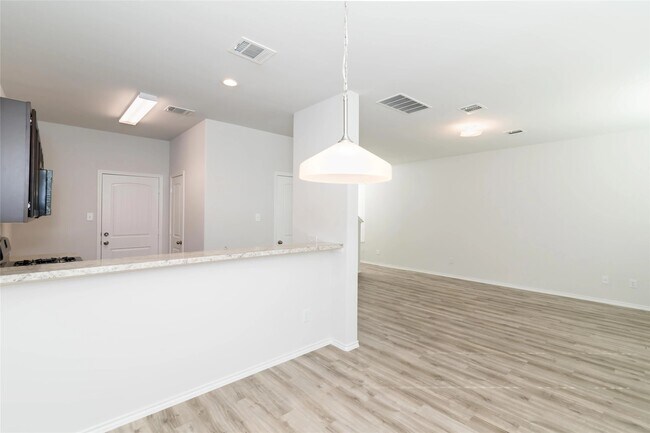 Foto del edificio - 3210 Honeysuckle Dr