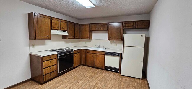Building Photo - Apartment available now!